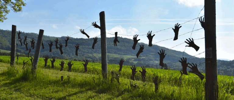 Sculpture dans un musée à ciel ouvert à Séprais